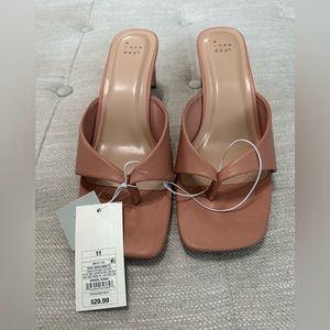 NWT women’s heeled sandal